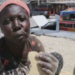 امرأة تأكل الطين بلذة واضحة